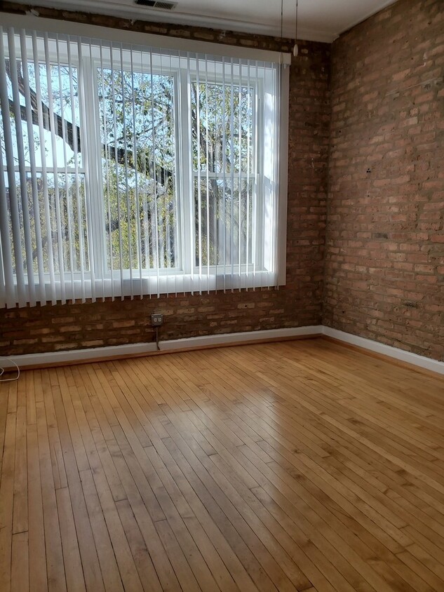 Foto principal - 823 N Damen Ave.