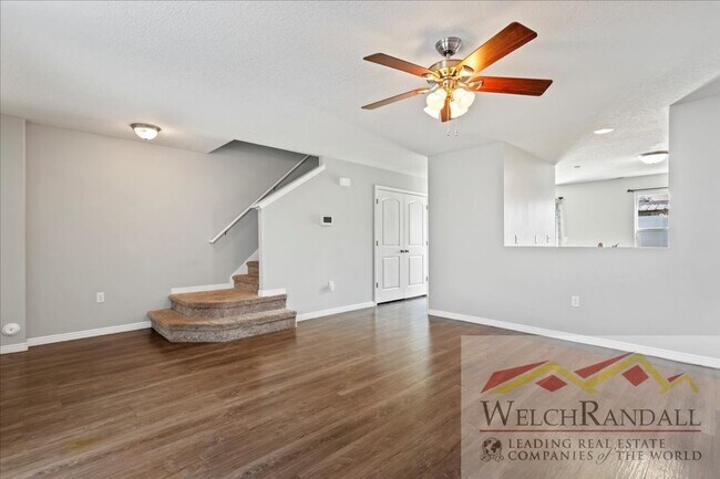 Building Photo - Beautiful Townhome in Sunset
