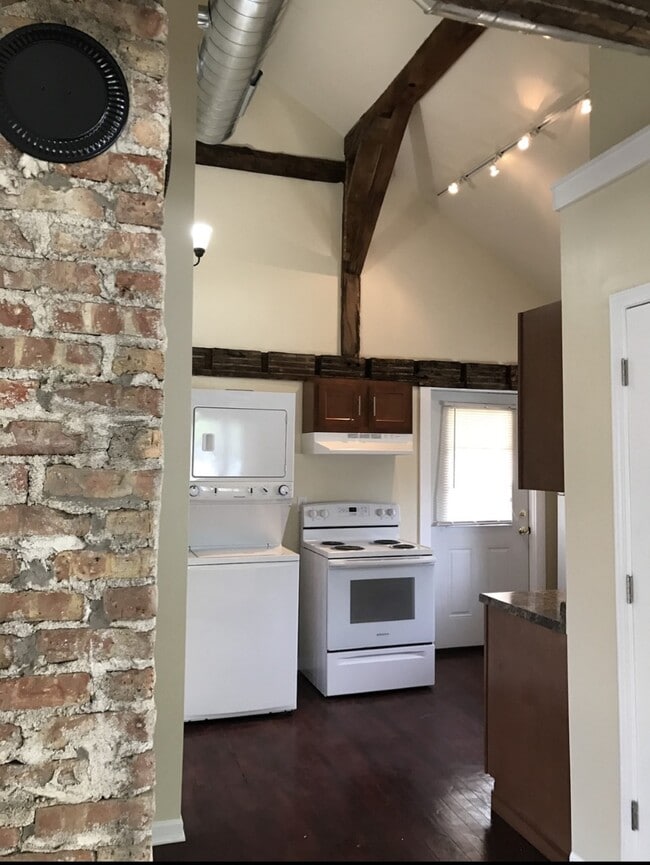 Building Photo - 2128 Clark St