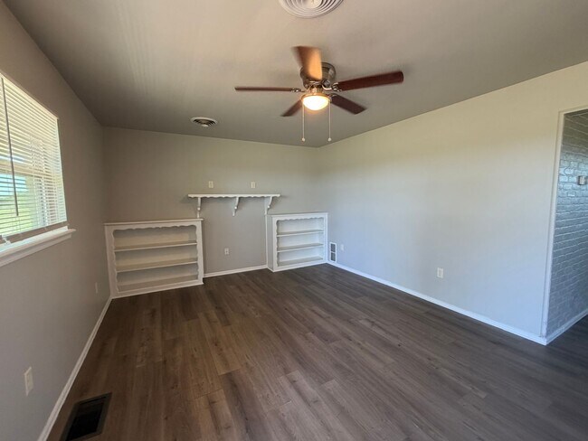 Foto del edificio - Guthrie Rental with 15 acres