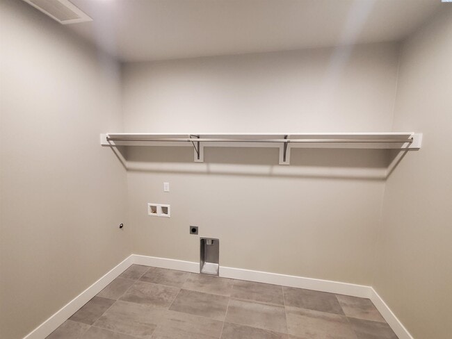 Building Photo - FOR RENT SOUTHCLIFFE