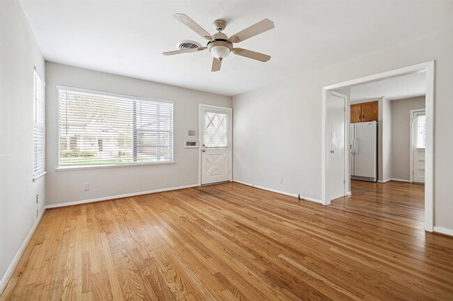 Building Photo - 939 Cortlandt St