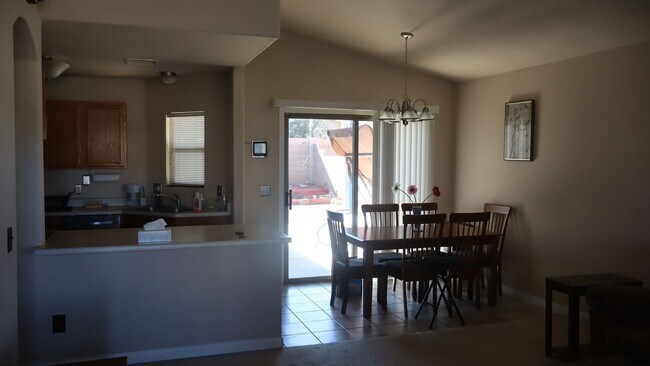 Foto del edificio - Furnished 3 Bedroom home