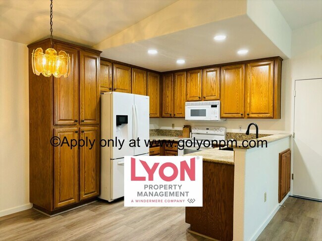Building Photo - Gorgeous 3 bedroom/ 2 bath home with NEW p...
