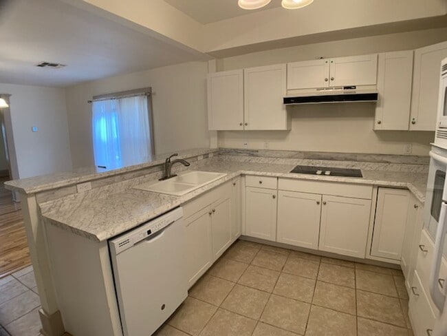 Building Photo - Edmond 3 bed 1 1/2 bath close to UCO