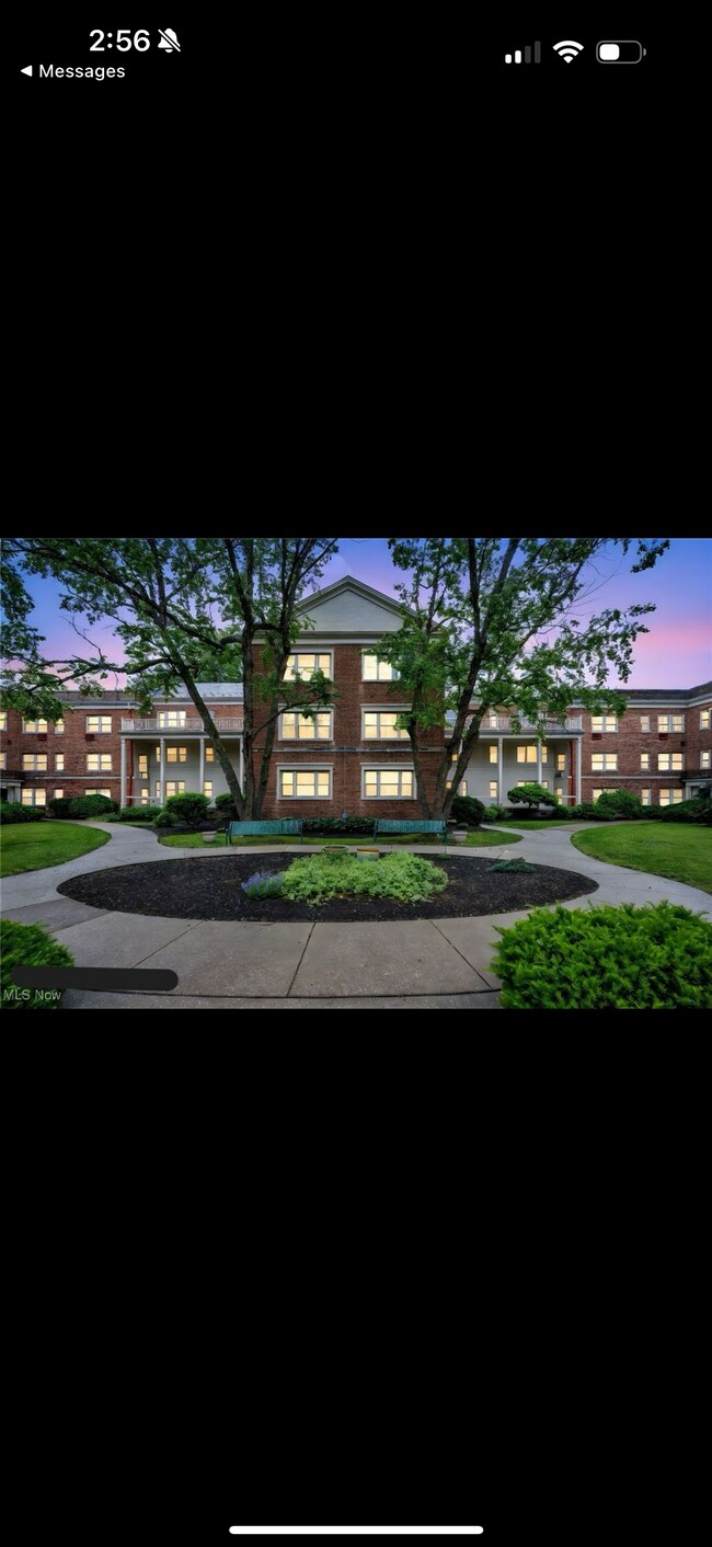 Foto del edificio - 15825 Van Aken Blvd