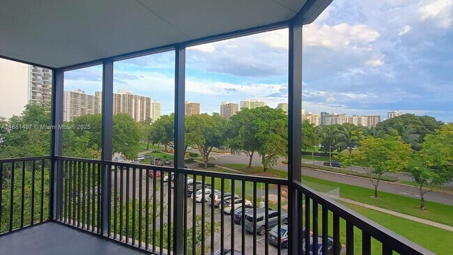 Building Photo - 3475 N Country Club Dr