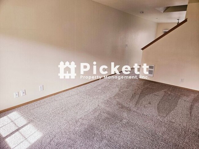 Building Photo - 3 Bedroom Townhouse in East Bremerton