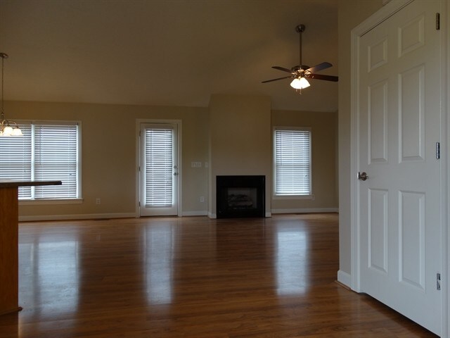 Building Photo - 132 Charleston Ridge Drive