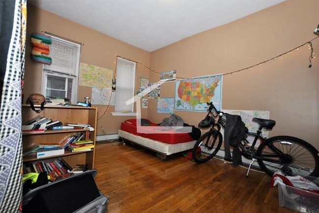 Building Photo - Nicely renovated 4 bed near the Green Line...