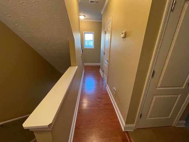 Building Photo - 4 bedrm, 3 bath, garage, pool, tennis cour...