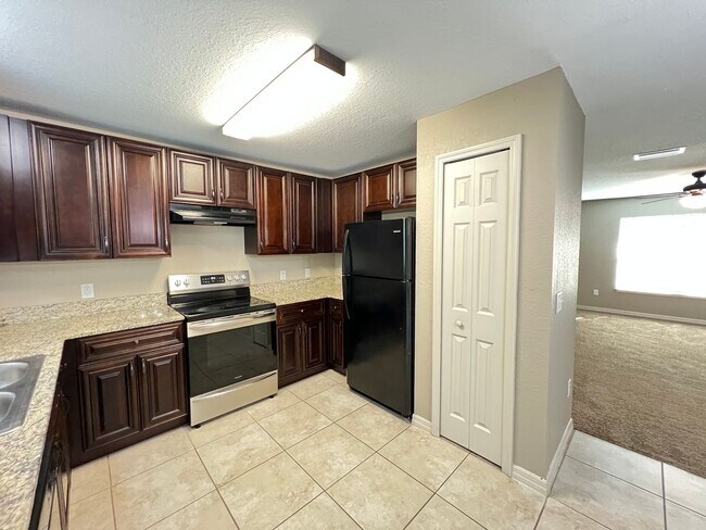 Building Photo - BEAUTIFUL 3 Bedroom, 2 Bathroom Home in Ocklawaha!!