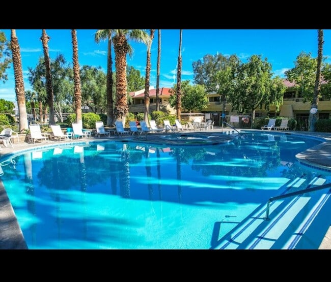 Pool and spa - 2810 N Arcadia Ct