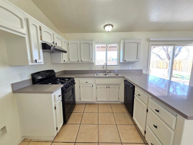 Foto del edificio - Beautifully Remodeled 3 Bedroom Home in California City!