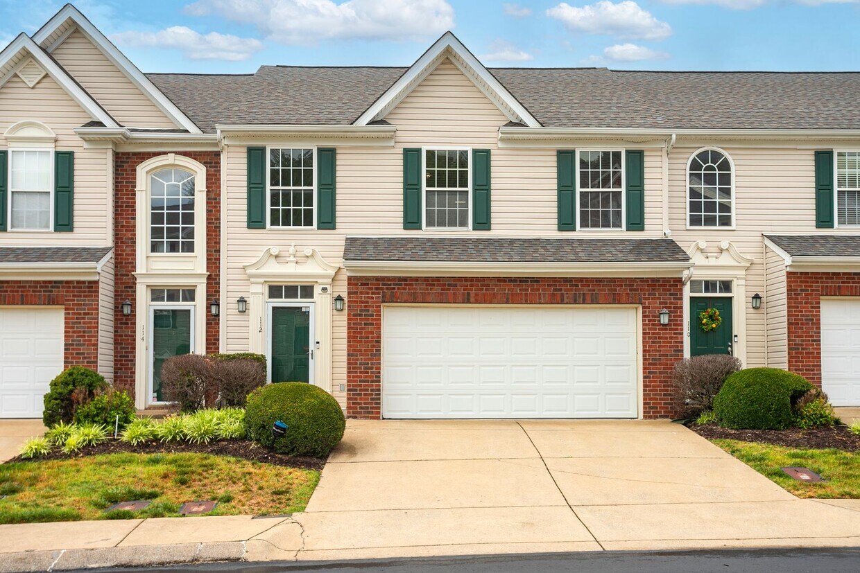 Primary Photo - Lovely Townhome in Great Location!