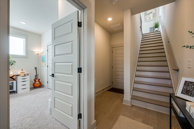 Building Photo - Luxury Living with amazing views!