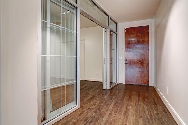 Foto del edificio - 1005 S Shepherd Dr