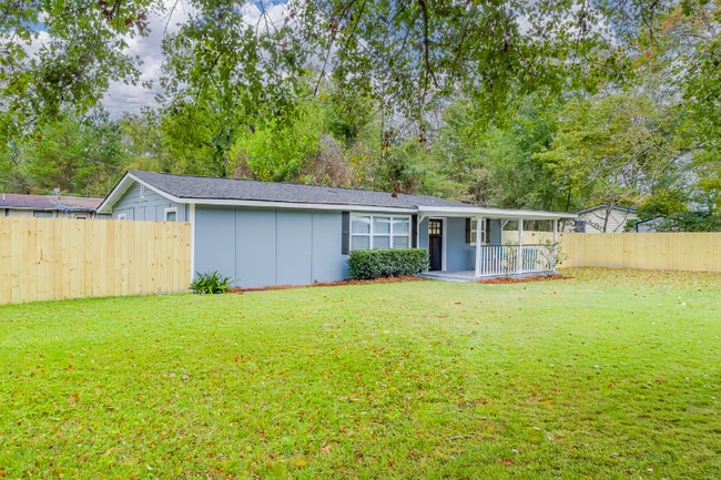 Building Photo - 105 Maple Cir