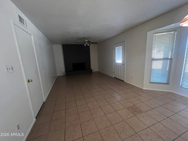 Building Photo - 1550 W Knowles Ave