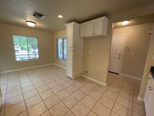 Building Photo - Charming 3-Bedroom Home in Folsom – Move i...