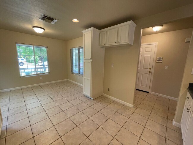 Foto del edificio - Charming 3-Bedroom Home in Folsom – Move i...