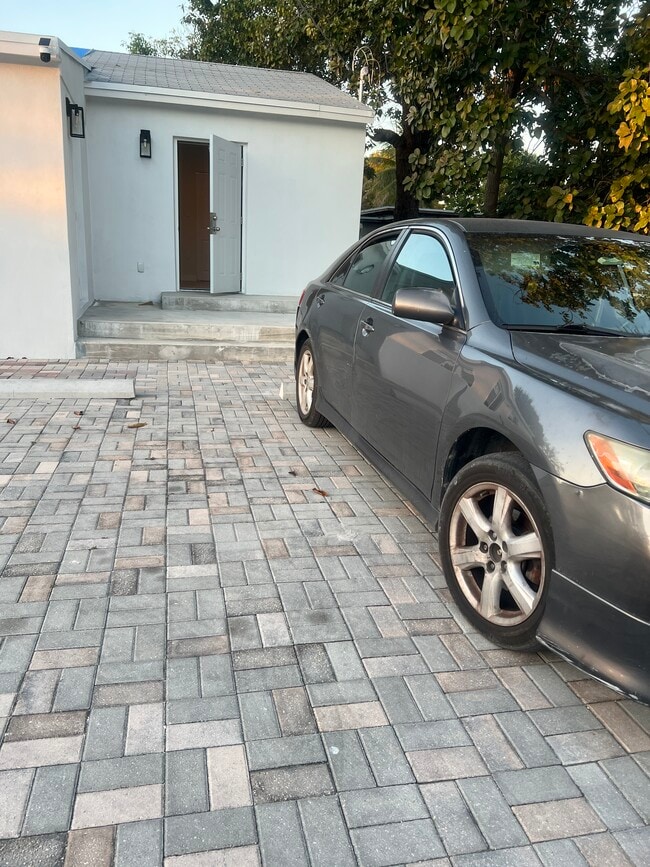 Foto del edificio - 2331 NW 64th St