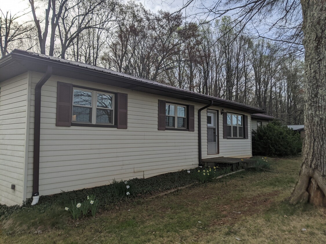 Foto principal - 2202 S Efland-Cedar Grove Rd