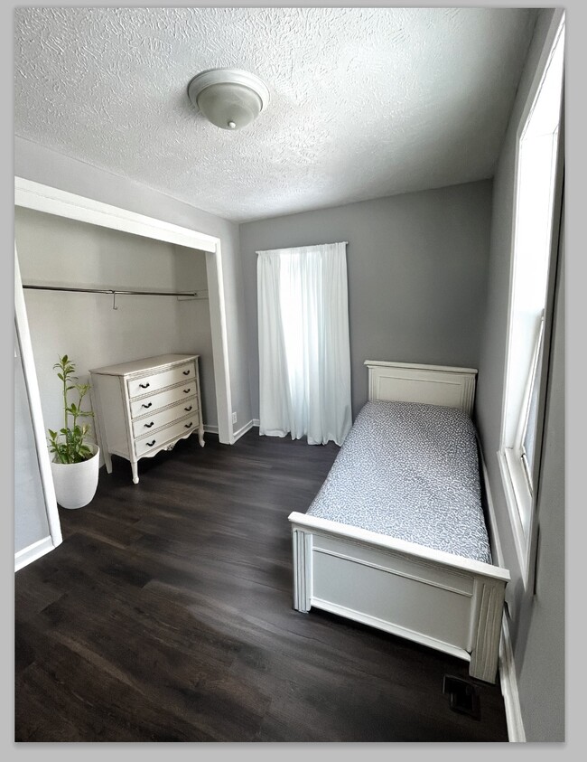 Bedroom #1 (digitally furnished) - 1124 N Twyckenham Dr