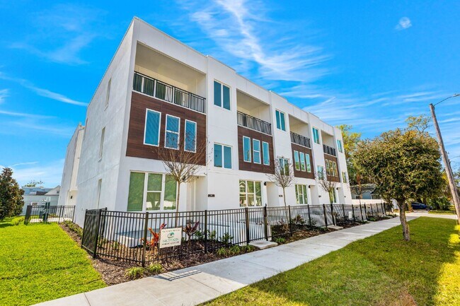 Foto del edificio - Beautiful 3 Bedroom Townhouse in Tampa Hei...