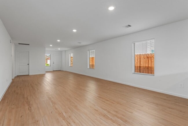 Building Photo - 1525 San Sebastien Dr