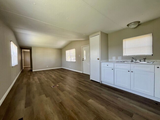 Foto del edificio - 2 Bed 2 Bath Thonotosassa! New paint throu...