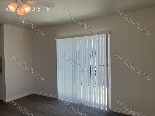 Building Photo - 509 E Ave Q-5