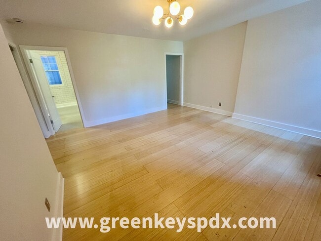 Building Photo - Historic Nob Hill Studio Condo at Patricia Court – Walk to NW 23rd