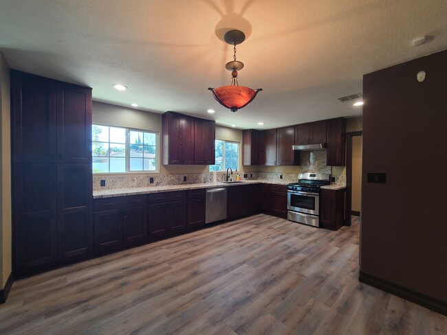 Building Photo - 424 Glenwood Pl