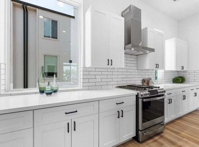 Building Photo - 5910 Val Verde St