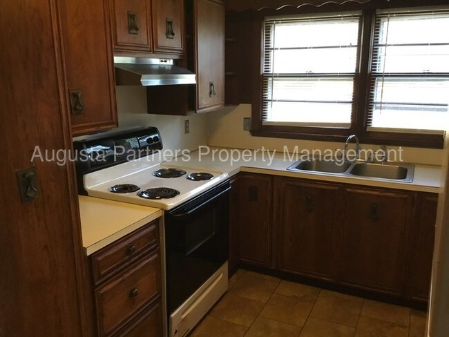 Building Photo - 588 Mims St