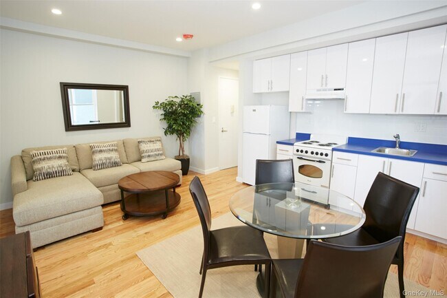 Foto del edificio - 215 E Broadway