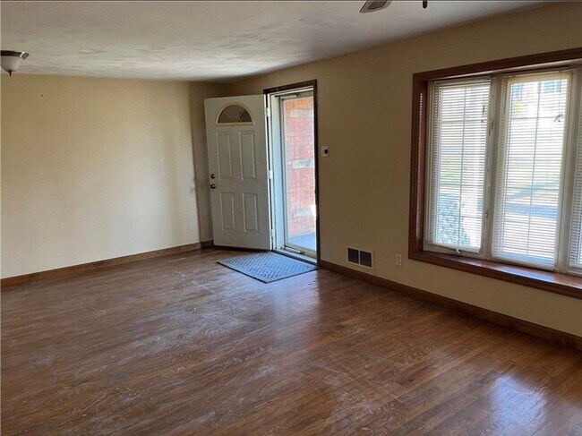 Building Photo - 135 Greenbriar Dr