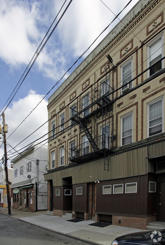 Building Photo - 940 W Side Ave