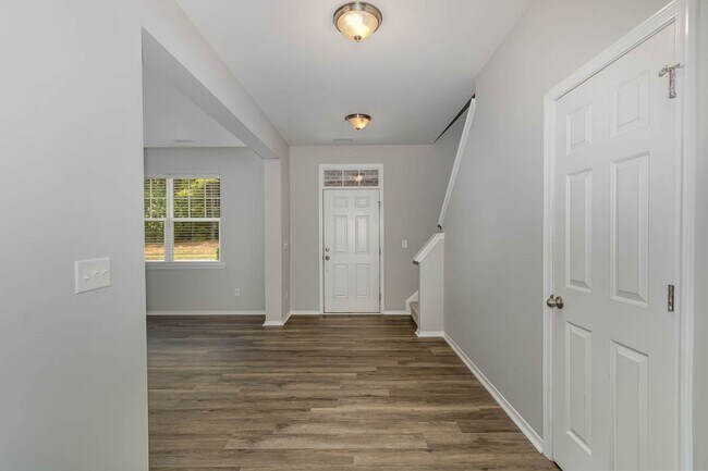 Building Photo - Elegant 4 Bedroom 3 Bath Home with 1st Flo...