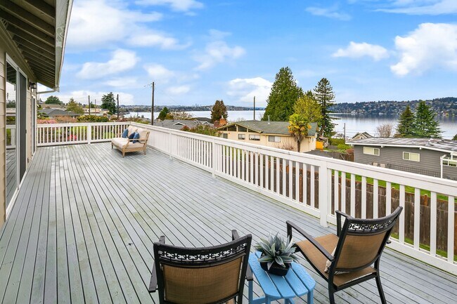 Foto del edificio - Water Views| Expansive Deck | Flexible Living Spaces