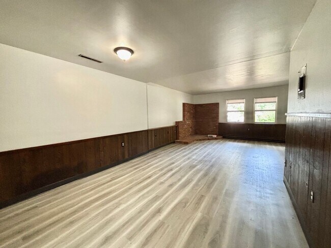 Foto del edificio - 421 N Rouse Ave