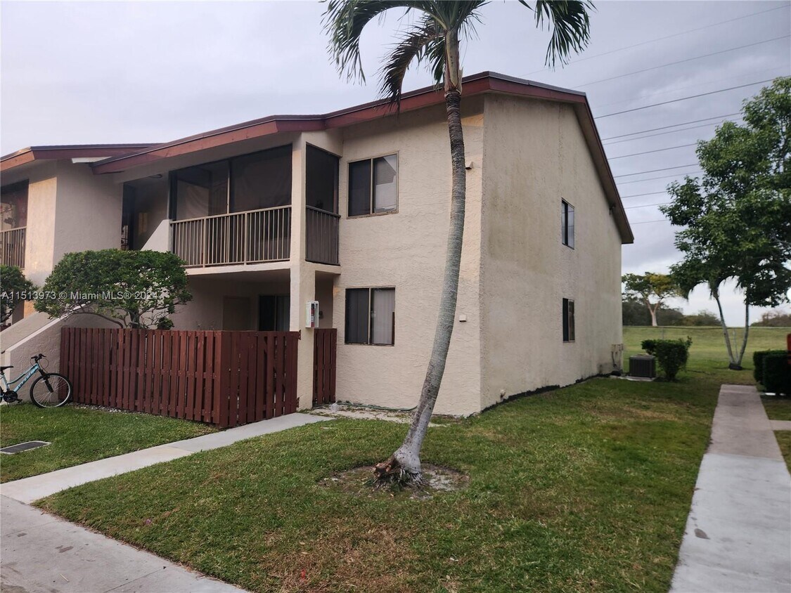 7911 Southgate Blvd Unit B12, North Lauderdale, FL 33068 Condo for