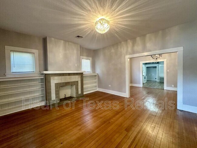 Building Photo - 609 Herring Ave