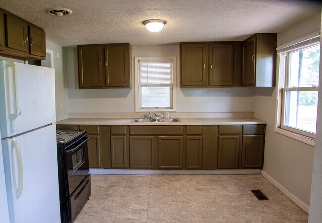 Foto del edificio - Spacious Three Bedroom Two Bath Home