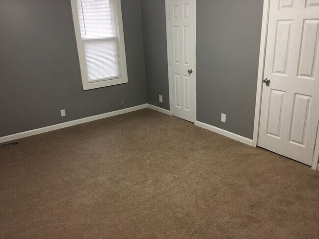 Building Photo - Beautiful 4 bed 2 bath located in the Hear...