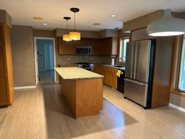 Foto del edificio - Great location 2-story very spacious *7Bed...