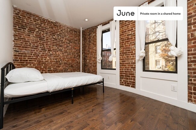 Building Photo - Private bedroom in 4 bed/2 bath Home