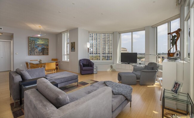 Foto del edificio - 700 W Harbor Dr
