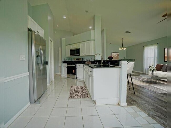Foto del edificio - Charming 3 Bed, 2 Bath Home with Pond View in Sought-After Community